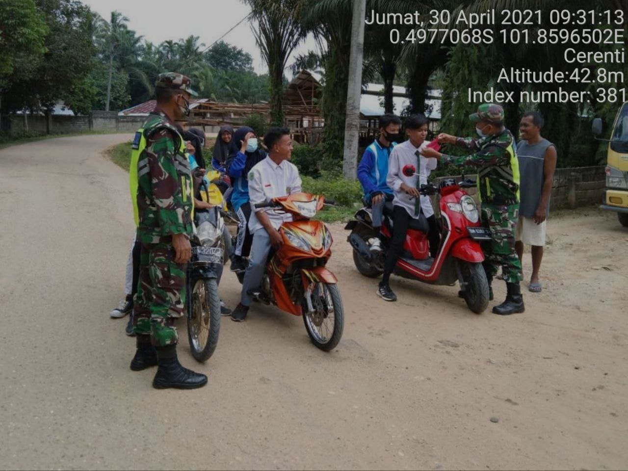 Penegakan Disiplin Protokol Kesehatan Oleh Babinsa Koramil 06/Cerenti Kodim 0302/Inhu Desa Kampung Baru