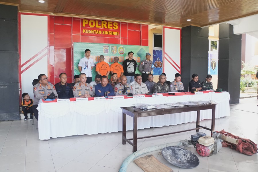 Polda Riau Musnahkan 24 Rakit Tambang Ilegal di Kuansing, Tiga Tersangka Diamankan