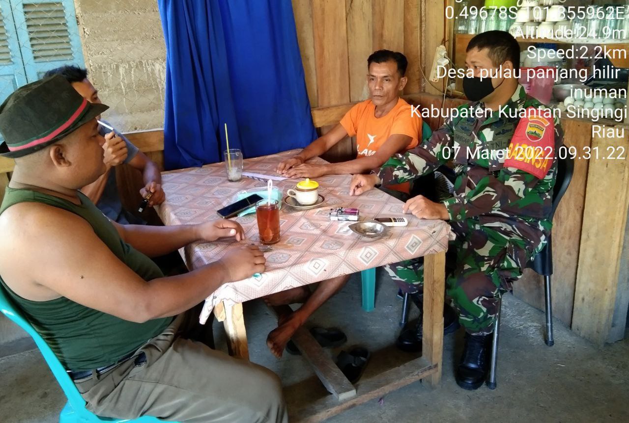 Babinsa Koramil 06/Cerenti Melaksanakan Komsos Bersama Masyarakat Desa Binaan