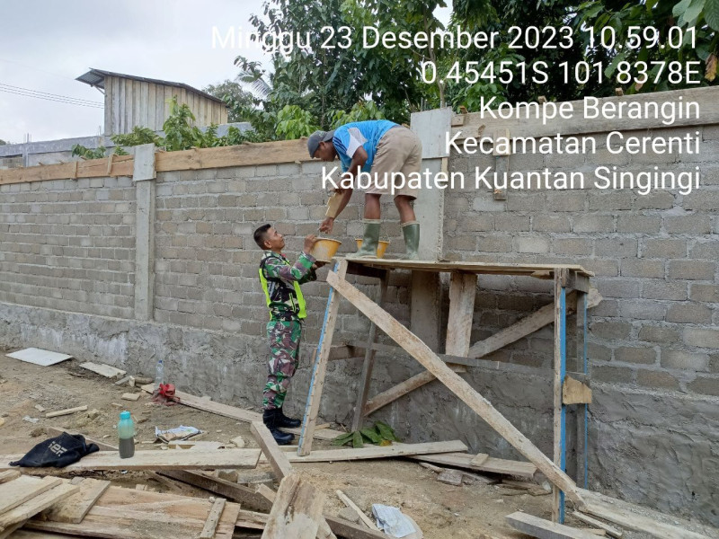 Babinsa Koramil 06/Cerenti  Kodim 0302/Inhu Selalu Bahu Membahu Dengan Warga Desa Terlihat  Dengan Membangun Rumah Warga Desa Kompe Berangin Kecamatan Cerenti