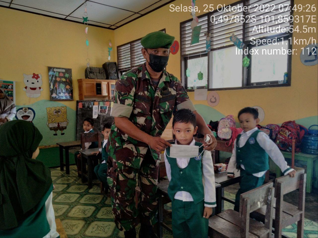 Babinsa Koramil 06/ Cerenti Kodim 0302/Inhu Bagikan Masker  Kepada  Anak-anak TK