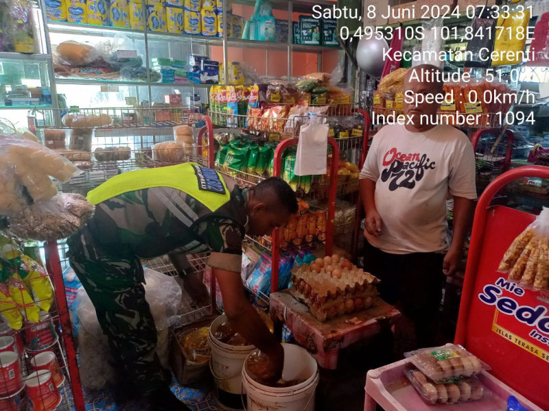 Babinsa Koramil 06/Cerenti Kodim 0302/Inhu Pastikan Harga Sembako Stabil Di Desa Kompe Berangin Kecamatan Cerenti Kabupaten Kuansing 