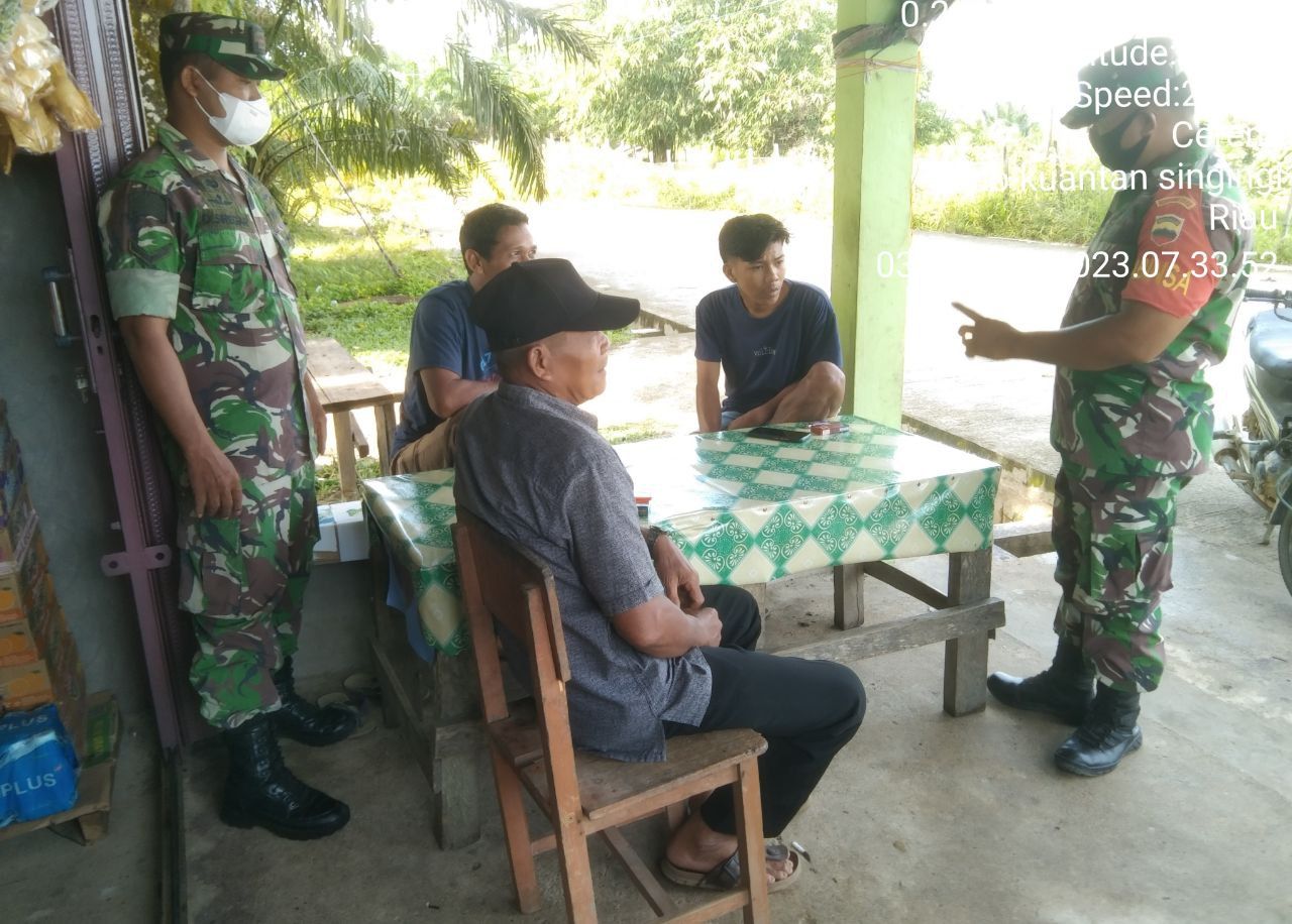 Anggota Koramil 06/Cerenti Kodim 0302/Inhu Babinsa Tak Henti-henti Himbau Warga  Desa Binaan Untuk Selalu Patuhi Protokol Kesehatan