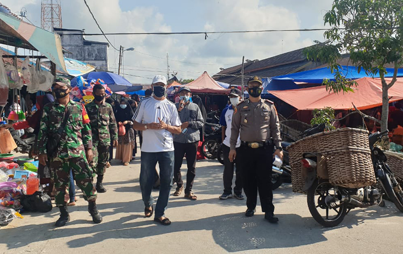 Polsek Kuala Kampar Awasi Penerapan Prokes di Pos Pantau PPKM Pasar Penyalai