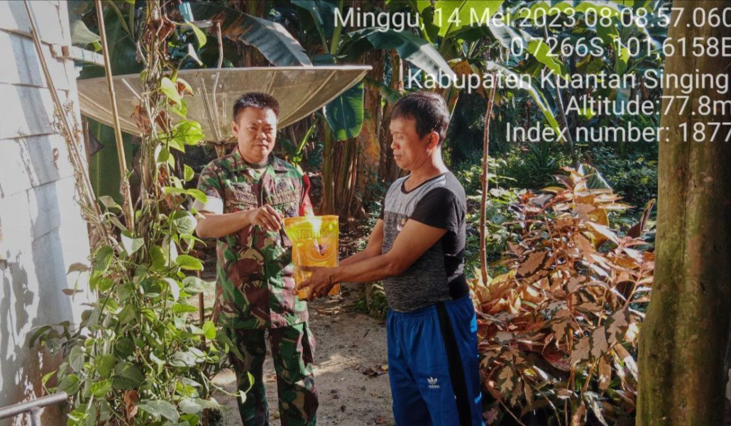 Di Desa Lebuh Lurus Babinsa Koramil 06/Cerenti Kodim 0302/Inhu Memberi Bantuan Sembako Untuk Masyarakat