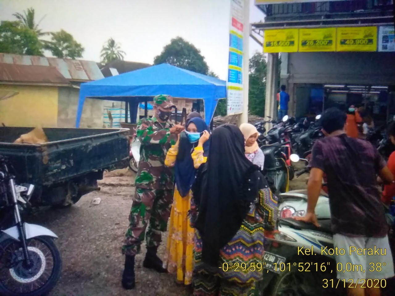 Aksi Babinsa Koramil 06/Cerenti Dim 0302/Inhu Bagikan Masker Dan Sosialisasi Kepada Masyarakat Kelurahan Koto Peraku