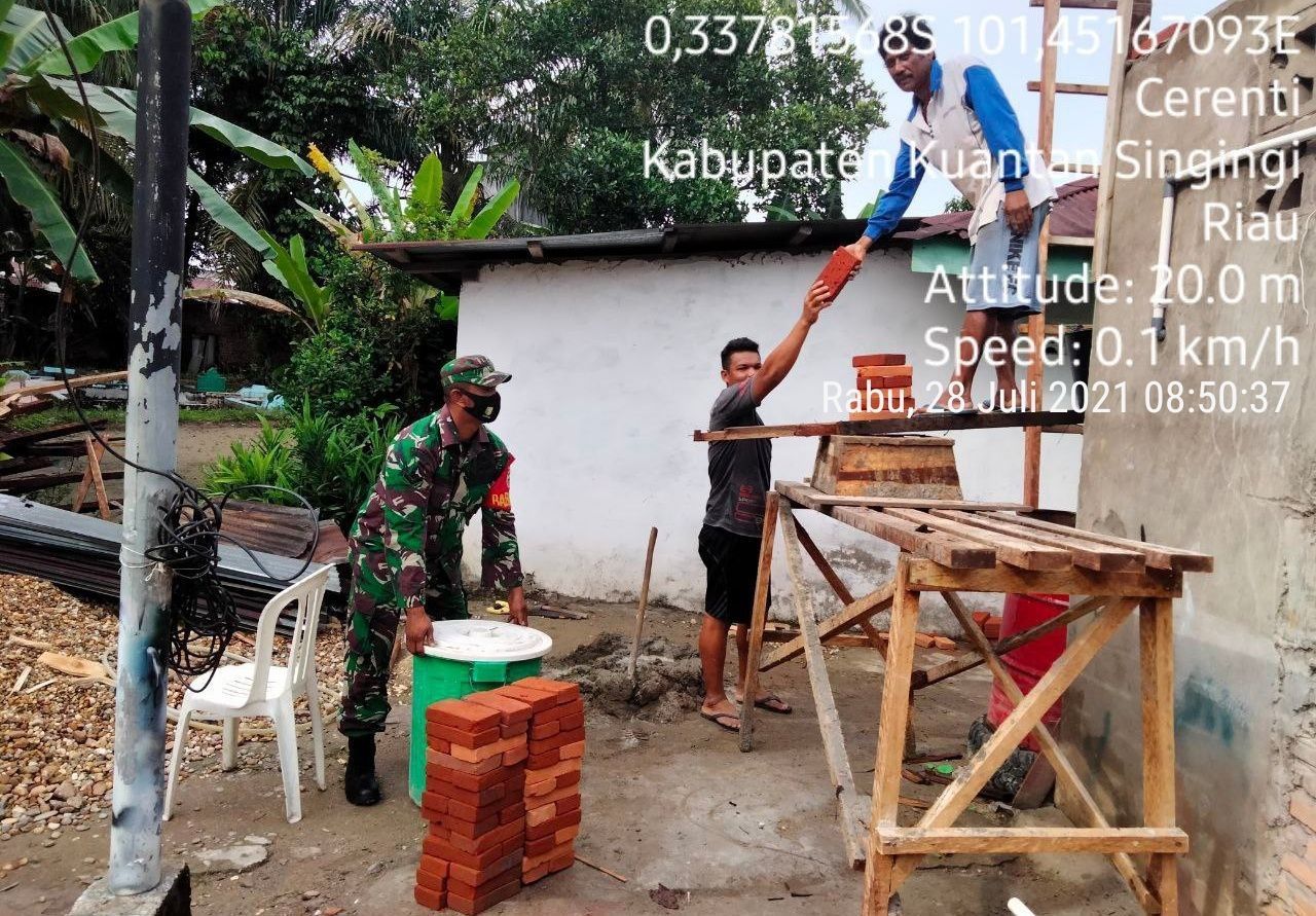 Jaga Hubungan Baik Bersama Warga, Babinsa Koramil 06/Cerenti Kodim 0302/Inhu Bantu Renovasi Rumah