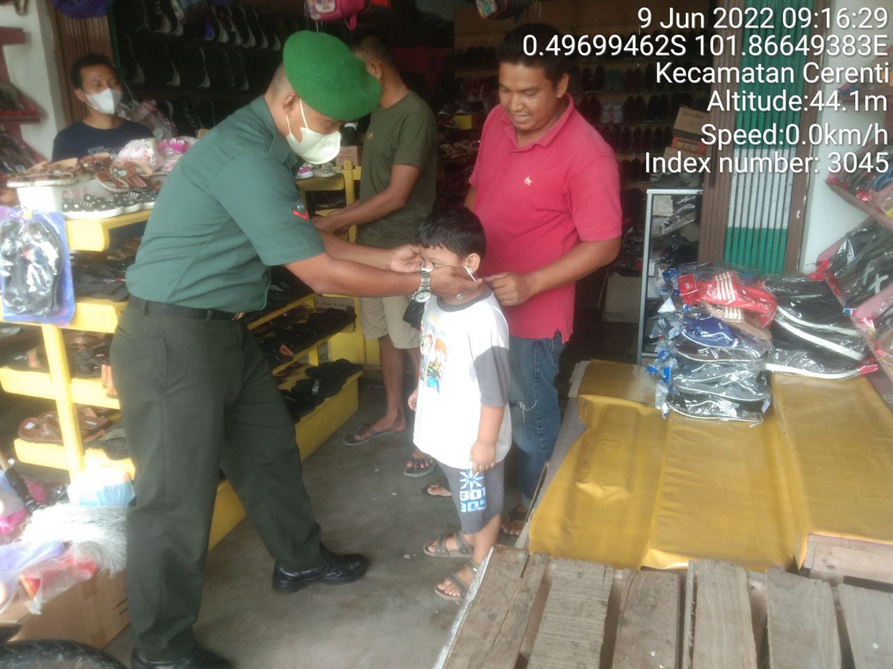 Babinsa Koramil 06/Cerenti Kodim 0302/Inhu Bagikan Masker  Kepada Warga Dan Anak-anak di Salah Satu Toko Sepatu