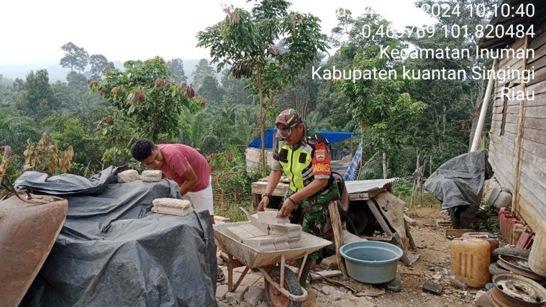 Di Pulau Sipan, Babinsa Koramil 06/ Cerenti Kodim 0302/Inhu  Bergotong Royong Dengan Masyarakat 