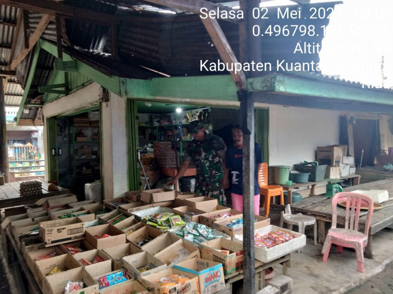 Di Pasar Tradisional Kecamatan Cerenti Babinsa Koramil 06/Cerenti Kodim 0302/Inhu Serda Juanda Senantiasa Pantau Perkembangan Harga Kebutuhan Pokok