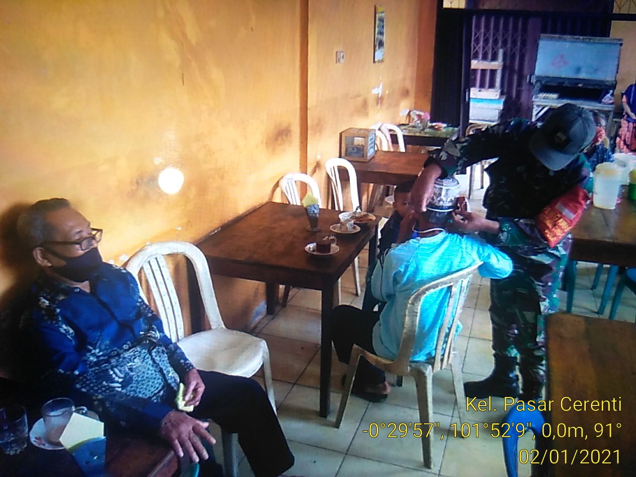 Cegah Penyebaran Virus Covid-19, Babinsa Koramil 06/Cerenti Kodim 0302/Inhu Mengingatkan Warga Dan Membagikan Masker 