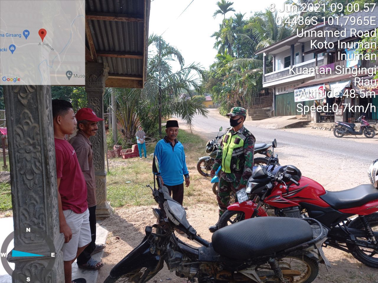 Babinsa Koramil 06/ Cerenti Melaksanakan Komsos Sekaligus Memberikan Himbauan Kepada Warga Agar Tetap Mematuhi Protokol Kesehatan