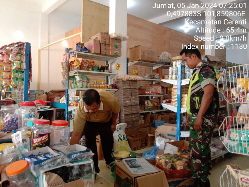 Babinsa Koramil 06/Cerenti Kodim 0302/Inhu Monitoring Harga Sembako Diwarung-warung Wilayah Teritorial Kecamatan Cerenti