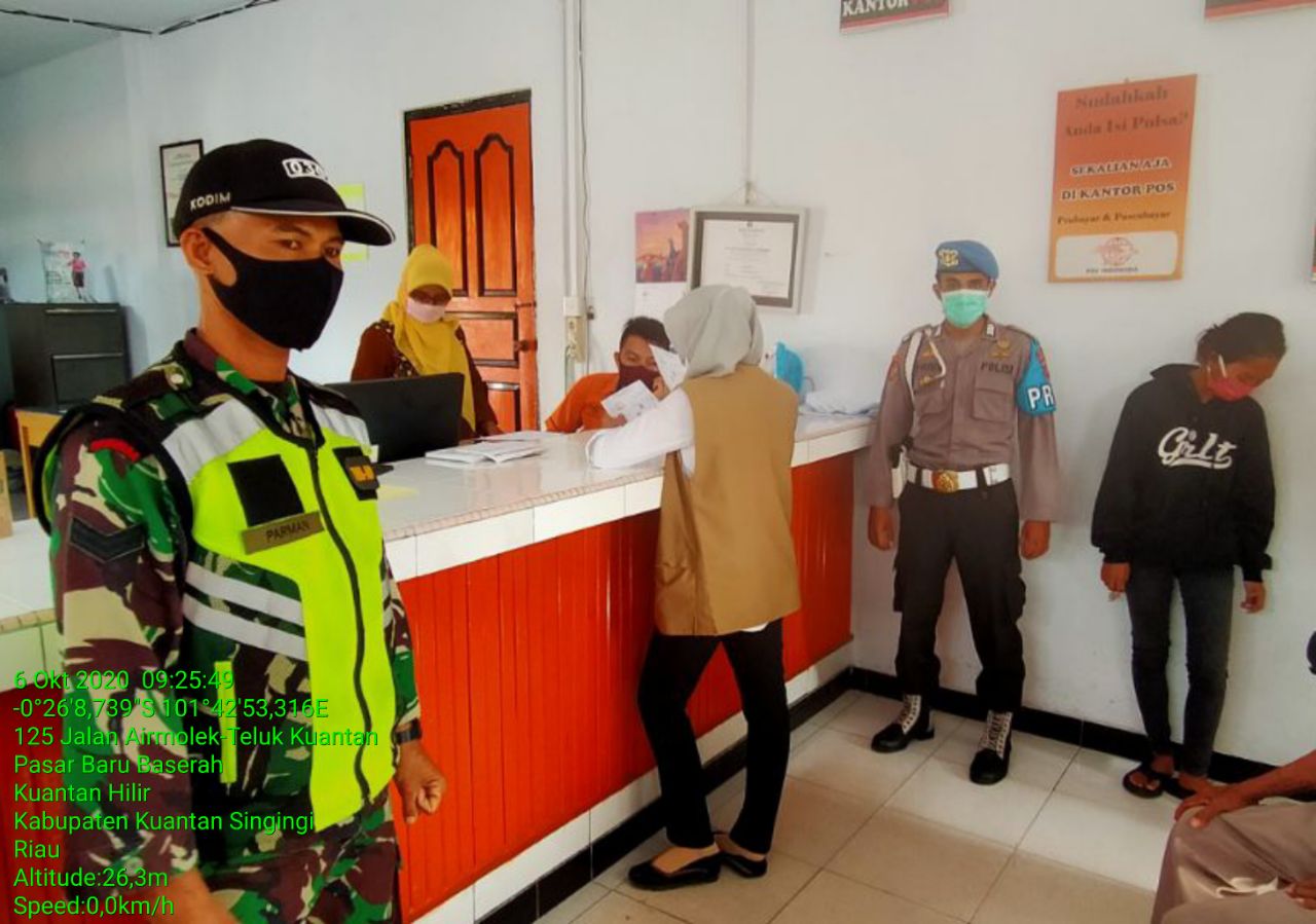 Sertu Parman Anggota Koramil 07/Kuantan Hilir Dim 0302/Inhu Sosialisasi Ajak Masyarakat Pakai Masker