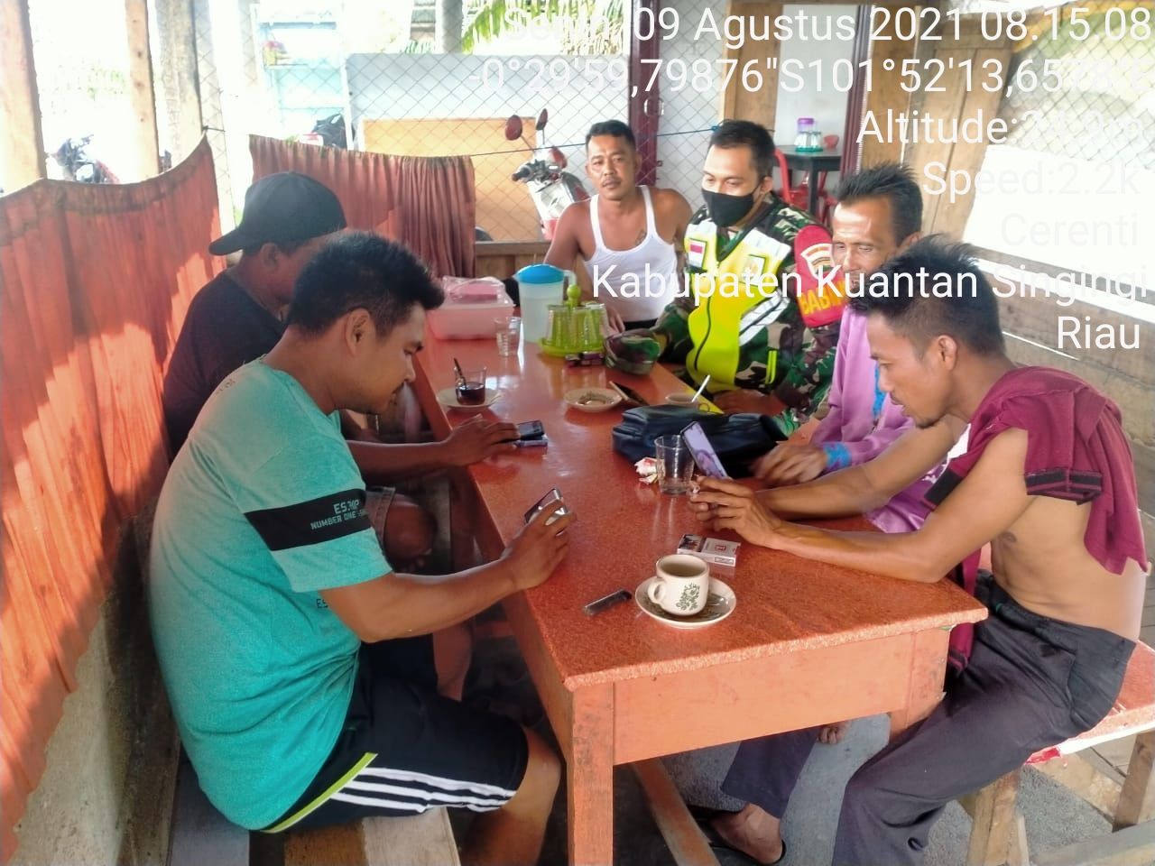 Babinsa Koramil 06/Cerenti Kodim 0302/Inhu, Kopda Mohamad Soleh  Melakskomsos Dengan Warga Binaan