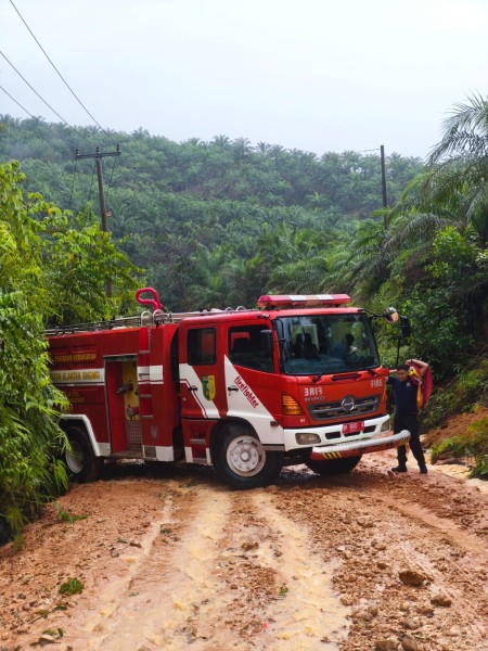 Damkar Berjibaku Padamkan Kebakaran di Pangkalan Indarung Saat Idul Fitri