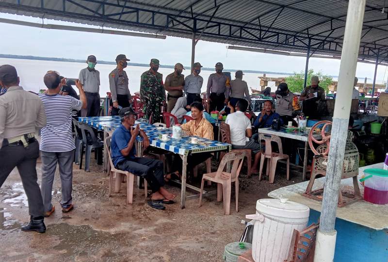Polsek Kuala Kampar bersama TNI dan Satpol PP Laksanakan Operasi Yustisi di Kelurahan Teluk Dalam