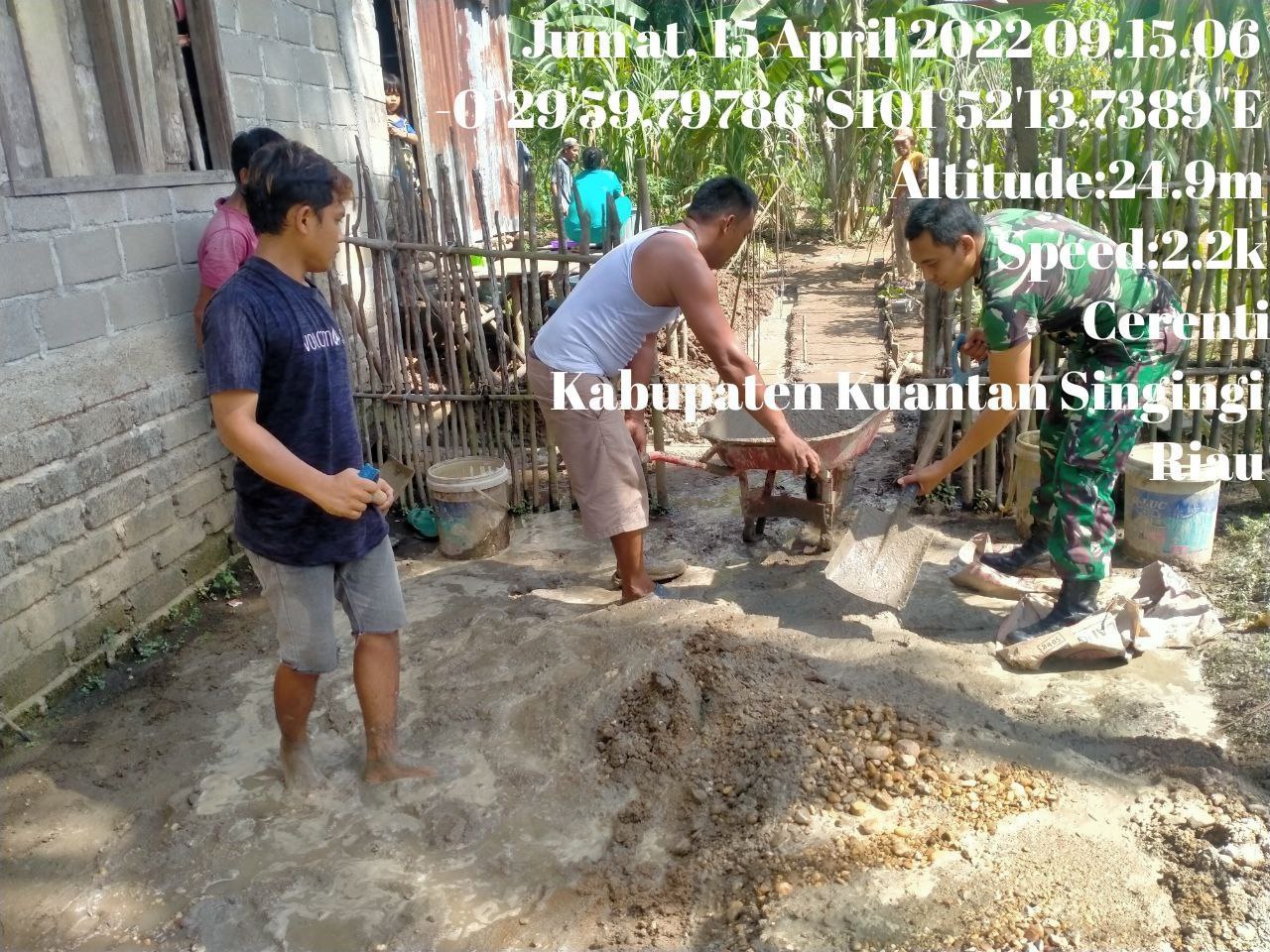 Babinsa Koramil06/Cerenti Kodim 0302/Inhu Bantu Masyarakat Desa Binaan Membuat Dapur Rumah