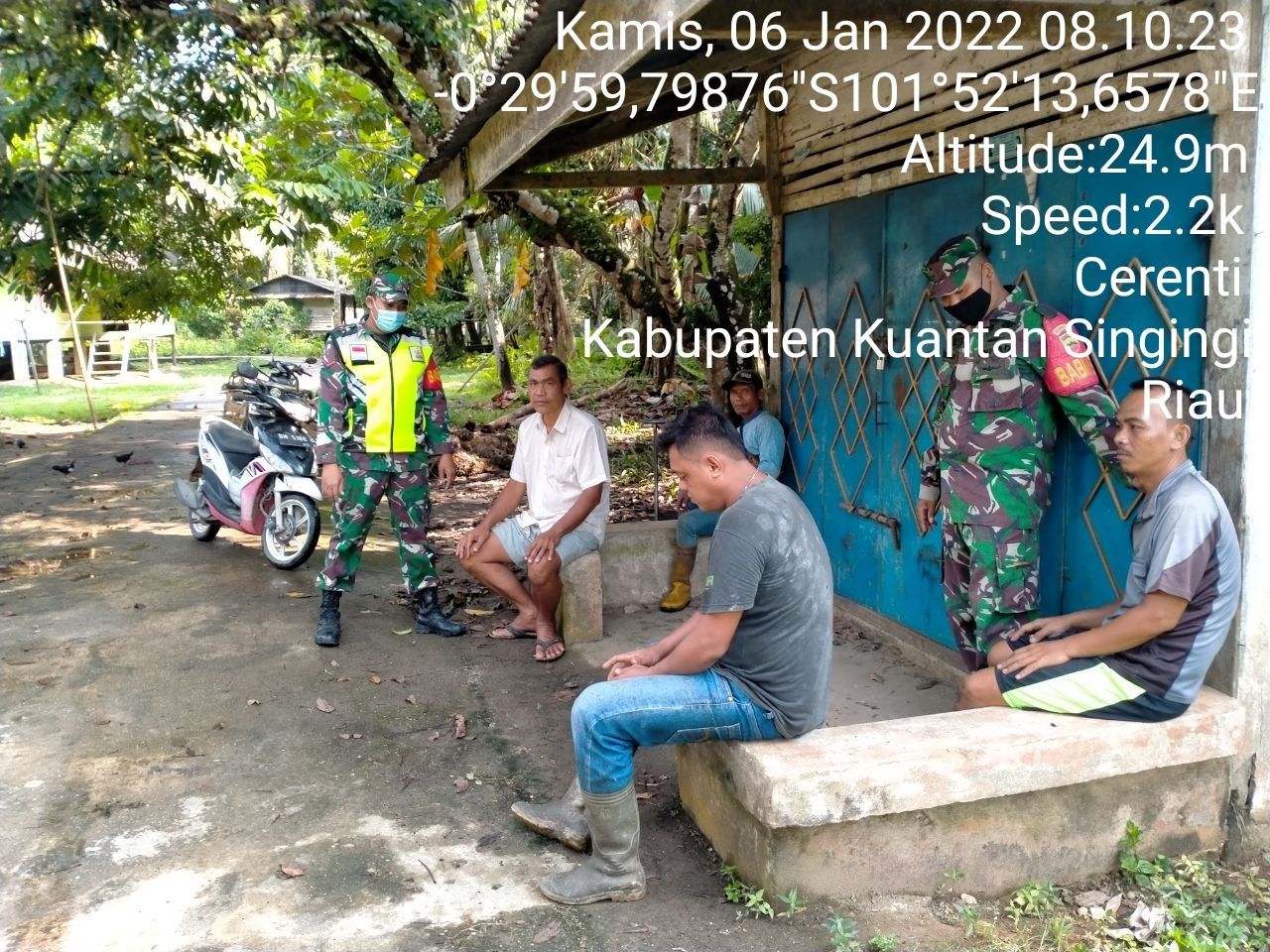 Babinsa Koramil 06/Cerenti Dim 0302/Inhu  Berikan Sosialisasi Serta Himbauan Kepada Warga Agar Patuhi Prokes Covid-19 di Koto Cerenti