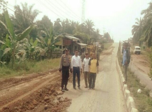 PTPN V Sei Tapung Perbaiki Jalan Besar Tandun