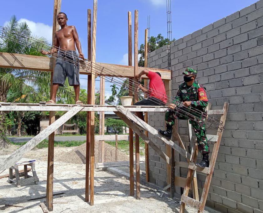 Serda Hasriyon Anggota Koramil 07/Kuantan Hilir Dim 0302/Inhu Gotong Royong Pembangunan Sekolah SMP