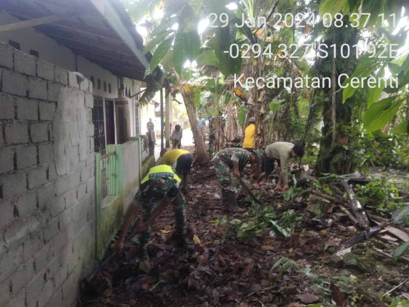 Babinsa Peduli Pemulihan Pasca Banjir Bantu Warga Membersihkan Fasilitas Umum (Masjid) Yang Habis Terendam Banjir