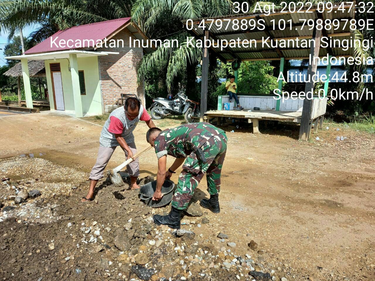 Babinsa Koramil 06/Cerenti Kodim 0302/Inhu Babinsa Bantu Warga Timbun Halaman Rumah Warga Desa Binaan