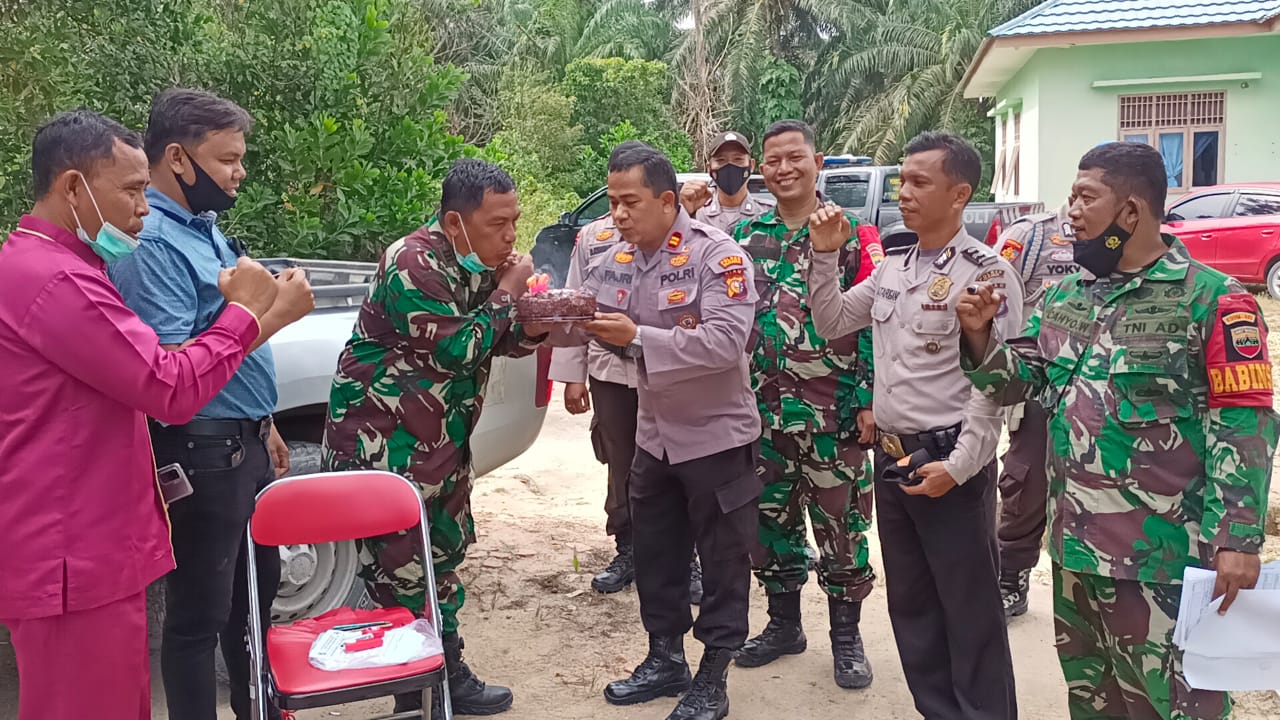 HUT TNI Ke-76, Kapolsek Kerumutan Beri Kejutan ke Danramil 15 KK