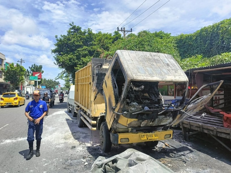 Truk Bermuatan Pupuk Terbakar di Depan Minimarket Pekanbaru