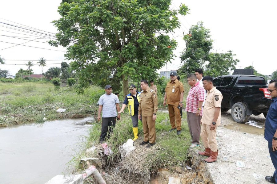 Pemko Pekanbaru Tanggap Banjir, Alat Berat Dikerahkan untuk Normalisasi Drainase