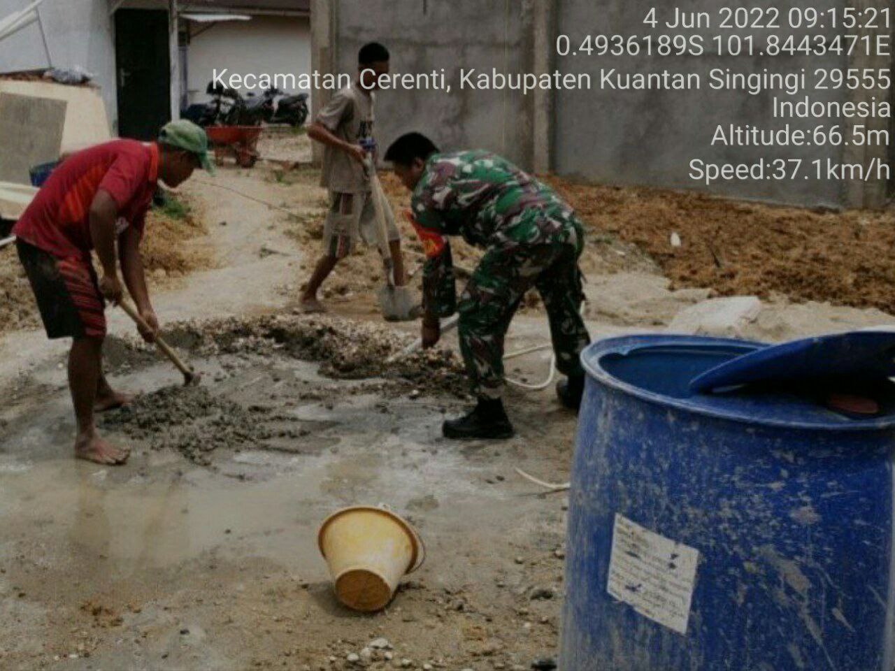 Babinsa Koramil 06/Cerenti Kodim 0302/Inhu Peduli Warga, Babinsa Bantu Buat Teras Rumah Warga