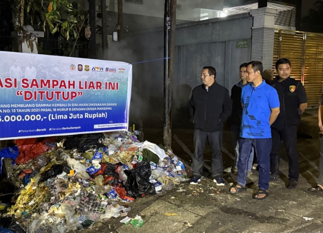 Sidak Dini Hari, Wali Kota Pekanbaru dan Kapolresta Tutup TPS Bermasalah 