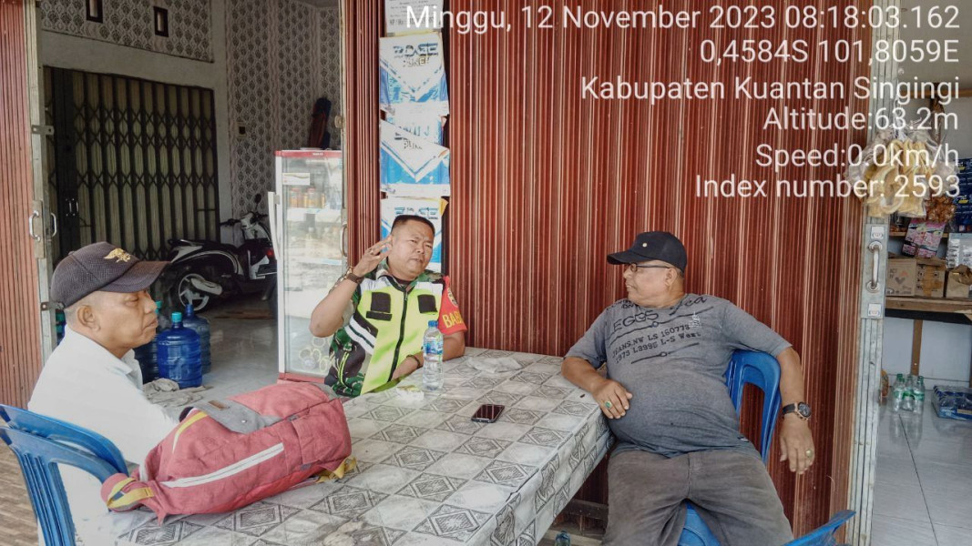 Jalin Silaturahmi Dengan Baik Babinsa Koramil 06/Cerenti  Kodim 0302/Inhu Lakukan Komsos Dengan Warganya