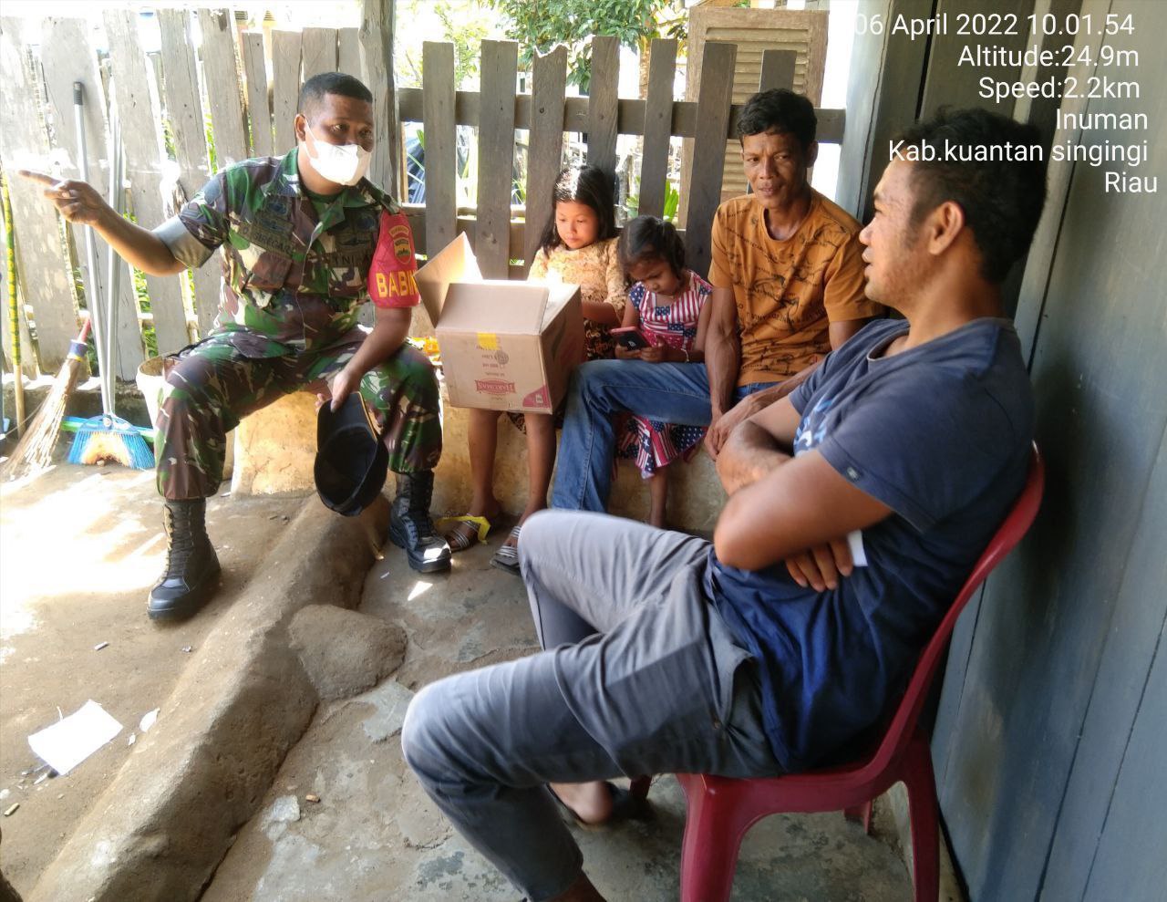 Babinsa Koramil 06/Cerenti Kodim 0302/Inhu, Melaksanakan Komsos Bersama Masyarakat Desa Binaan Desa Pulau Busuk Kecamatan Inuman