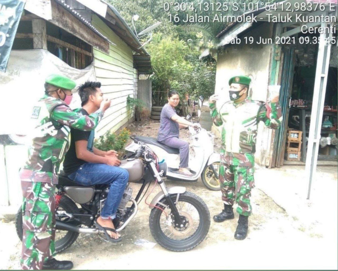 Babinsa Koramil 06/Cerenti Kodim 0302/Inhu Bagikan Masker Kepada Warga di Desa Pesikaian Kecamatan Cerenti