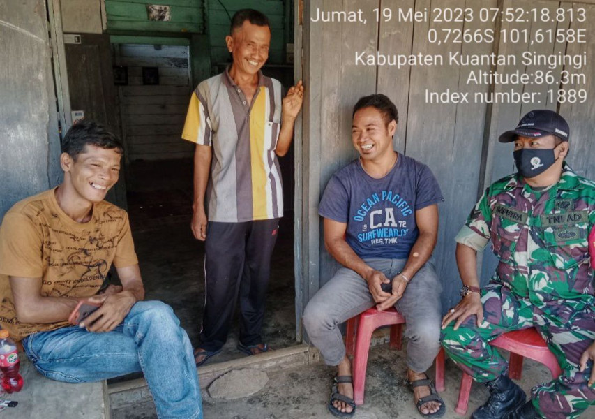 Babinsa Koramil 06 /Cerenti Kodim 0302/ Inhu Komsos Dengan Masyarakat  Desa Binaan di Desa Bedeng Sikuran Kecamatan Inuman