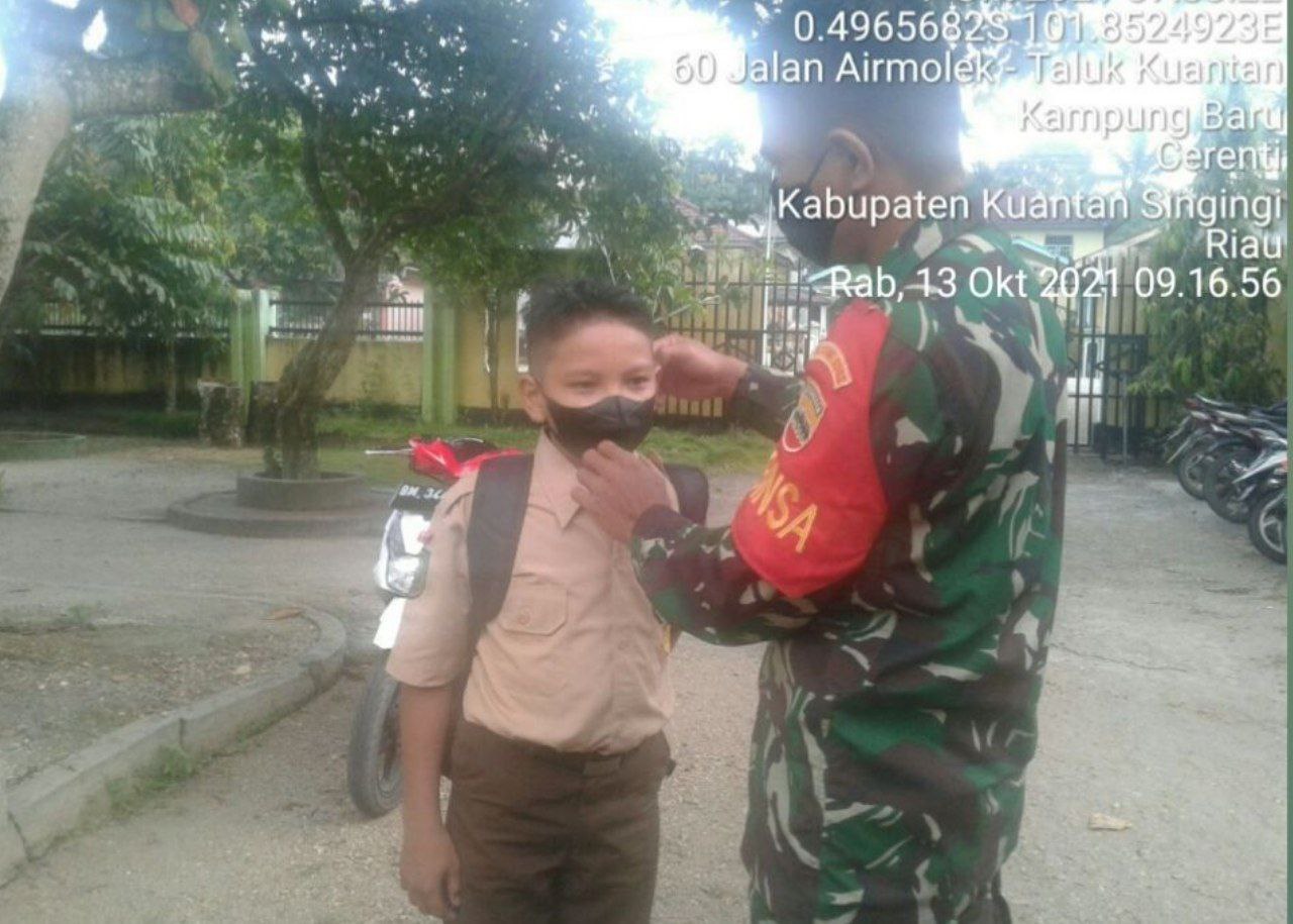 Babinsa Koramil 06/Cerenti Kodim 0302/ Inhu Bagikan Masker Kepada Anak Sekolah