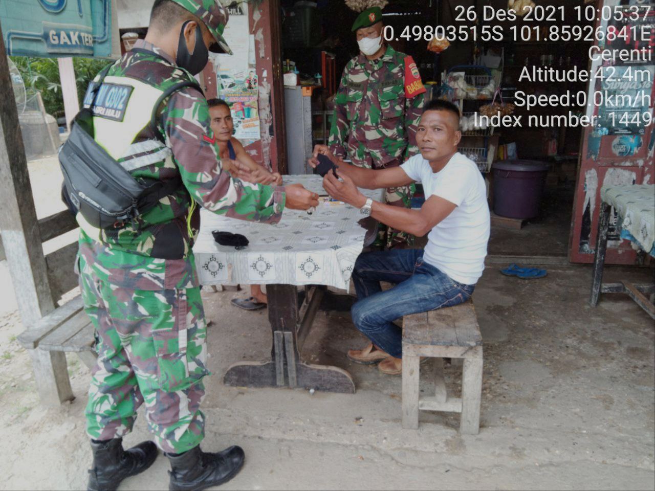 Babinsa Koramil 06/Cerenti  Kodim 0302/Inhu  Bagikan Masker  Kepada Warga Pesikaian Kecamatan Cerenti Kabupaten Kuansing