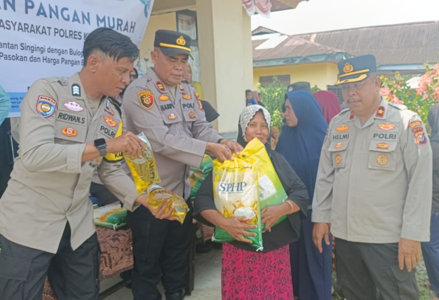 Polres Kuansing Gelar Pasar Murah, Warga Cerenti Antusias Borong Beras dan Minyak