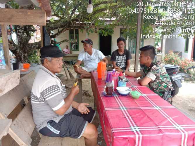 Jalin Silaturahmi Dengan Baik Babinsa Koramil 06 /Cerenti Kodim 0302/ Inhu Komsos Dengan Warga Desa Tanjung Medan