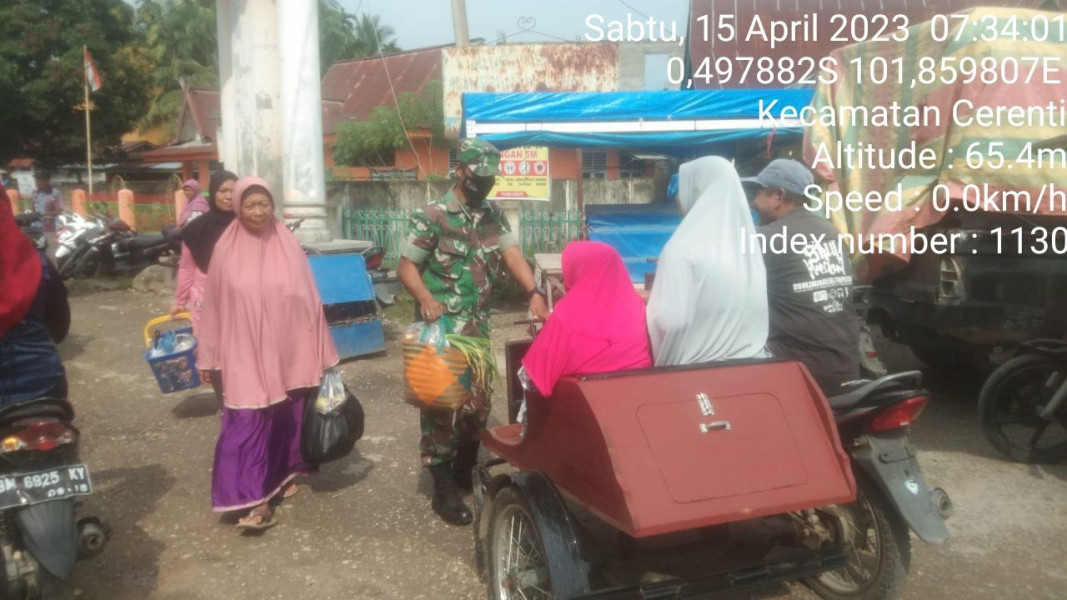 Kopda Junedi Babinsa Koramil 06/Cerenti Kodim 0302/Inhu Bantu Angkat Barang Belanja Keatas Becak Di Pasar Tradisional Di Bulan Ramadhan