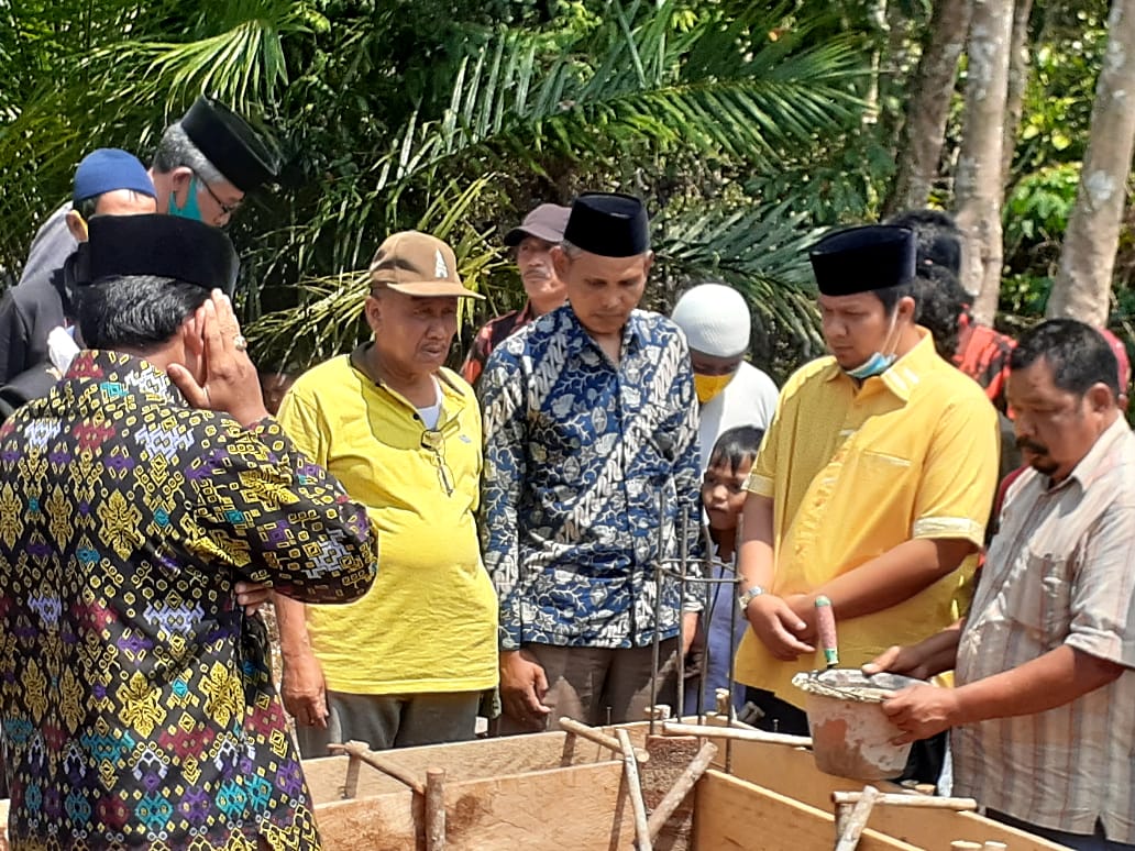 Ketua DPRD Kuansing Andi Putra, SH.MH Menghadiri Peletakkan Batu Pertama Pembangunan Musallah Nurul Akbar.