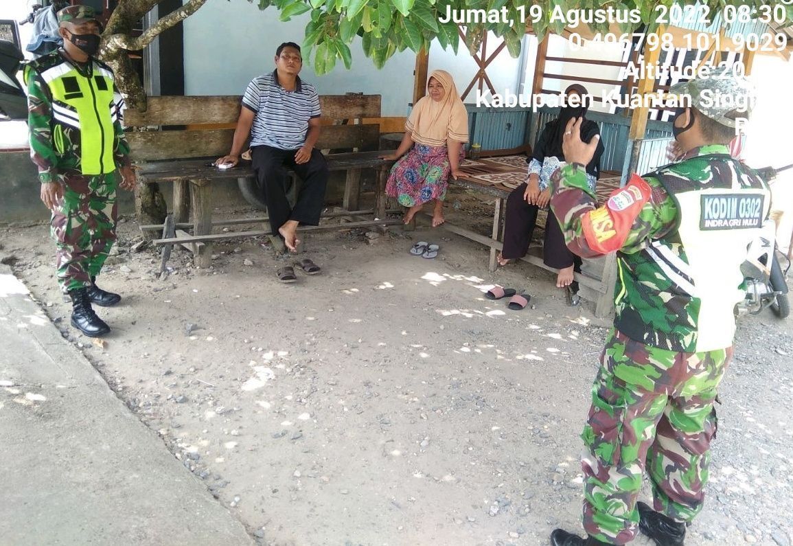 Babinsa Koramil 06/Cerenti Dim 0302/Inhu Berikan Sosialisasi Serta Himbauan Kepada Warga Agar Patuhi Prokes Covid-19 di Warung Soto