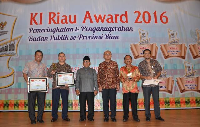 Pemkab Inhu Borong Tiga Penghargaan KI Riau Award 2016