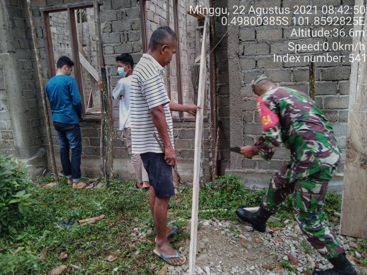 Babinsa Koramil 06/Cerenti Kodim 0302/Inhu Bantu Warga Binaan Bangun Rumah Desa Koto Inuman