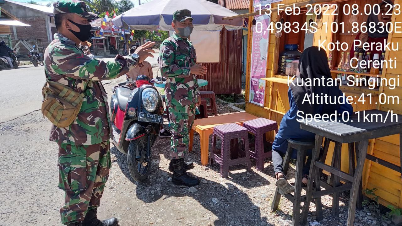 Babinsa Koramil 06/Cerenti Kodim 0302/Inhu Cegah Penyebaran Covid-19 Himbau Pengunjung Dan Pemilik Warung Untuk Patuhi Prokes di Warung dan Cafe