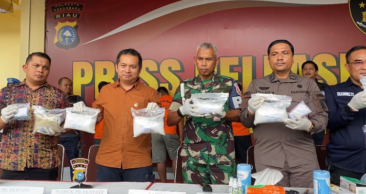 Modus Baru Peredaran NarkobaTerungkap! Sabu dan Pil Ekstasi Dikirim Pakai Ayam Bangkok