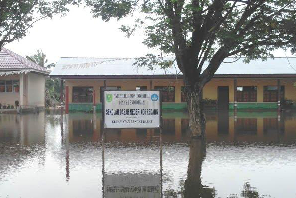 Sekolah Kebanjiran, Siswa SD di Inhu Tetap Ujian dengan Kaki Terendam