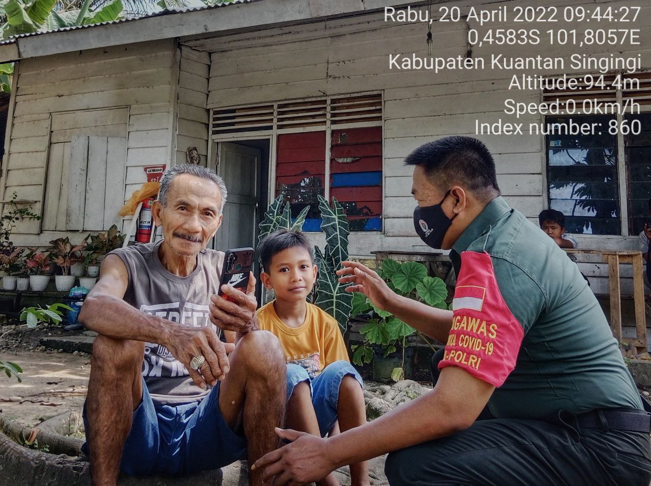 Babinsa Koramil 06/Cerenti Kodim 0302/Inhu Melaksanakan Komsos Dengan Masyarakat di Desa Pulau Busuk Jaya Kecamatan Inuman