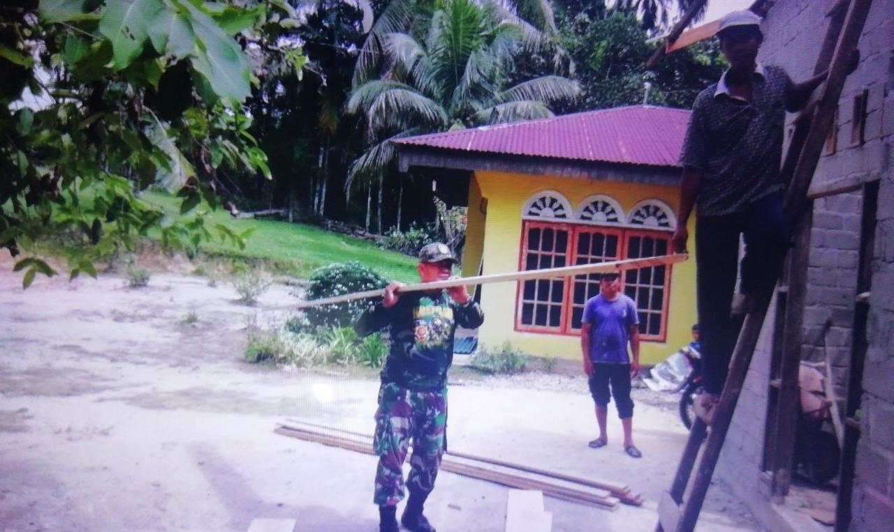 Sertu Solikhin Babinsa Koramil 06/Cerenti Membantu Warga Binaan Memasang Kerangka Rumah Di Desa Pesikaian.